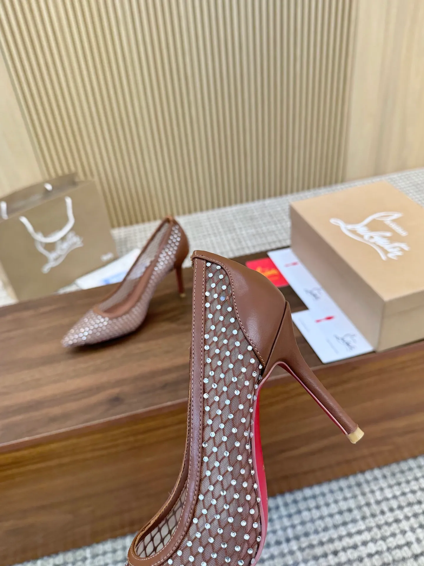 👟👟Ex-factory price 440👟👟 Genuine leather sole +40 Year-round shipment💝Christian Louboutin CL👠 Classic "💎Cow Patent Leather💎Series" noble and luxurious, real blingbling✨ Real materials, all customized by the pattern maker, and the materials are made of original customized materials, achieving the taste of the original 6 color options💍 Upper: imported 👉cow patent leather💪 lining: sheepskin foot pad/lining code number: 34-40.41.42 heel height: two options: 10.5cm and 8.5cm